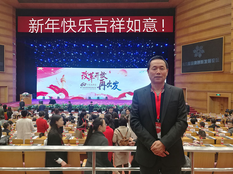 华蒙红土网球场全体员工恭祝大家新年快乐！