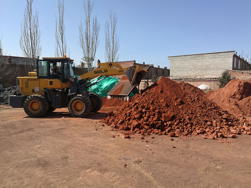 建造红土场地的价格大概多少？红土场地有什么优缺点？
